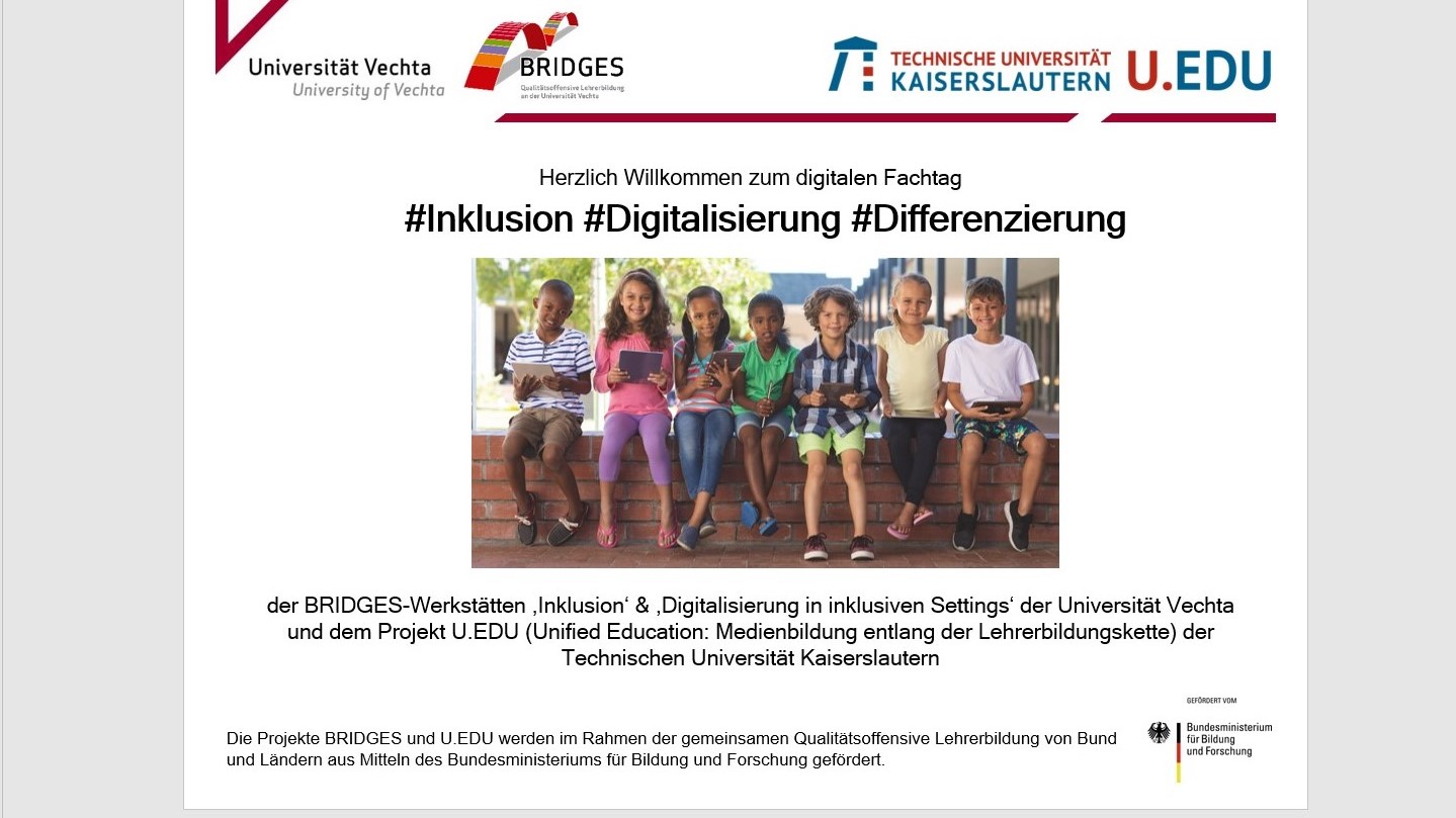 Es sitzen Kinder auf der Bank, die lächeln