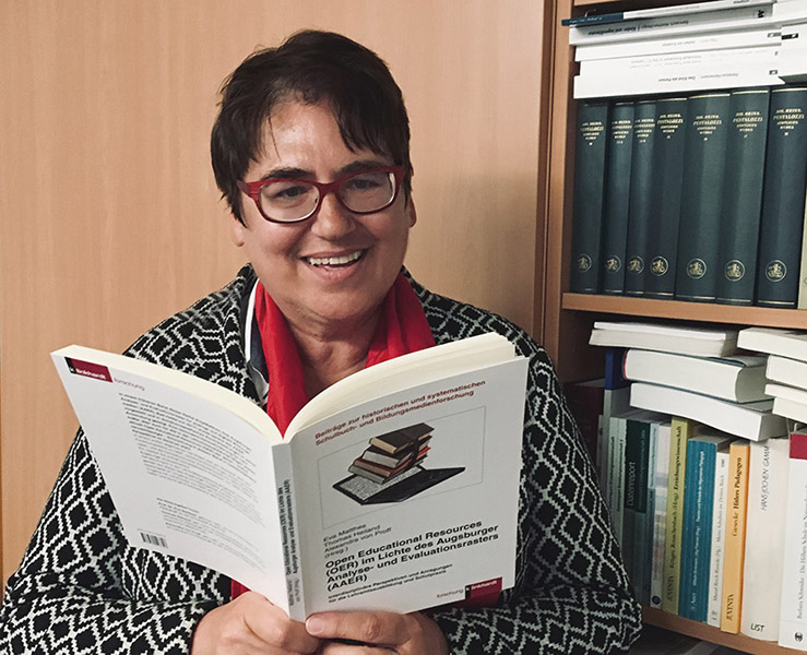 Prof. Matthes liest im Band „Open Educational Resources (OER) im Lichte des Augsburger Analyse- und Evaluationsrasters (AAER)“; © Alexandra von Proff