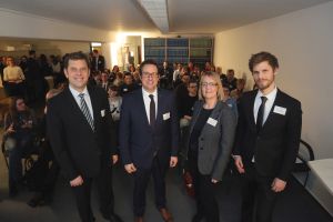 Personen bei der Eröffnung des Lernlabors