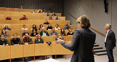 Dr. Stefanie Hubig im Gespräch mit den Studenten