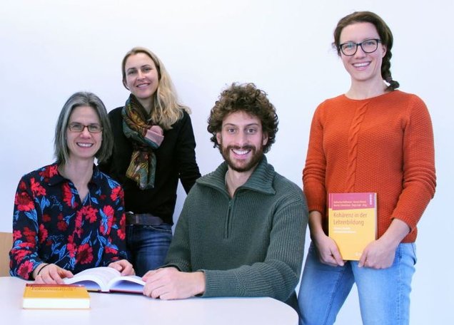 Die Herausgeber des Sammelbandes „Kohärenz in der Lehrerbildung“: Jessica Kreutz, Katja Zaki, Martin Schwichow, Katharina Hellmann (v.l.n.r.)