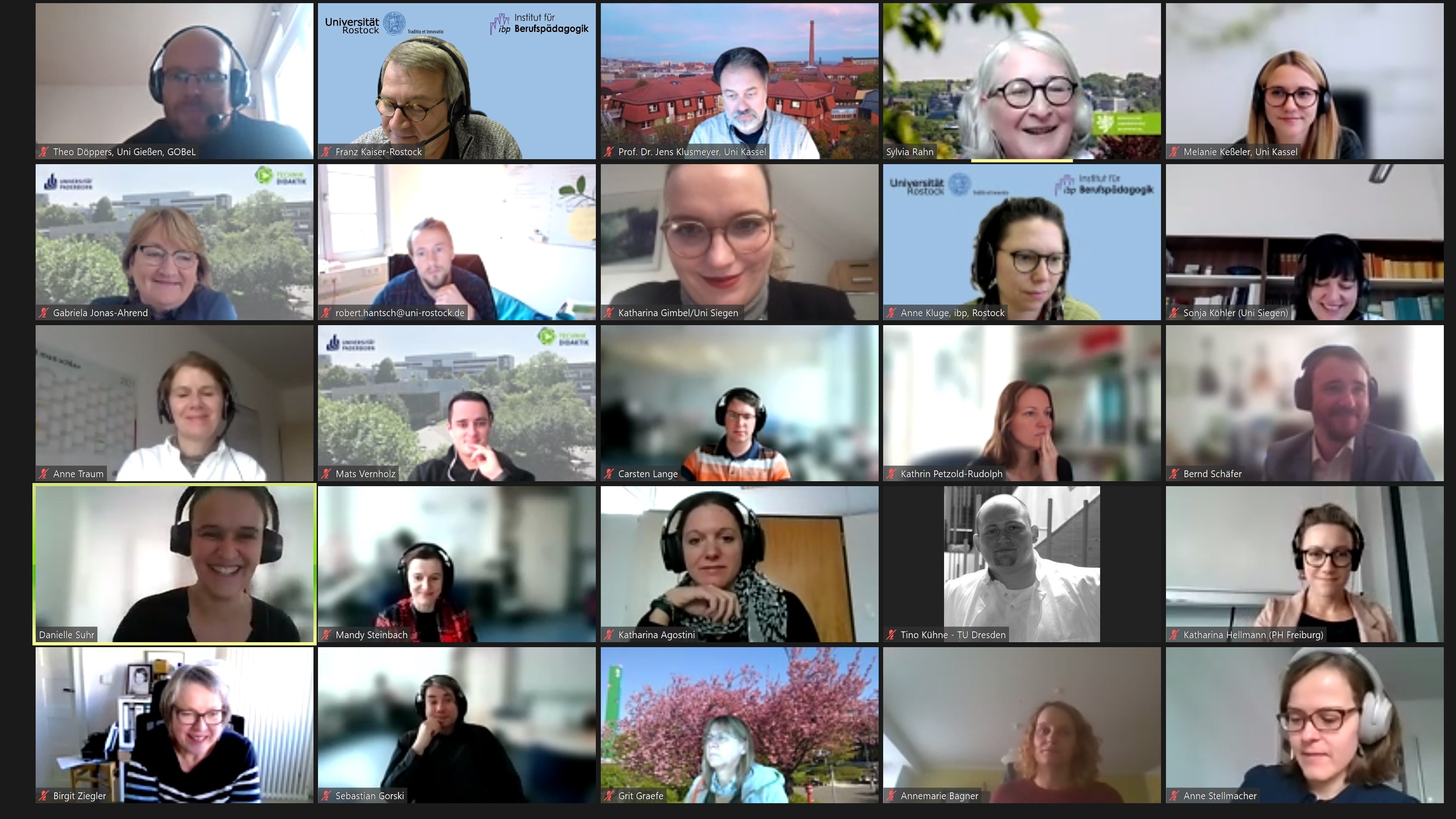Screenshot aus der digitalen Veranstaltung mit 25 Personen, die digital zugeschaltet sind und in die Kamera lächeln.