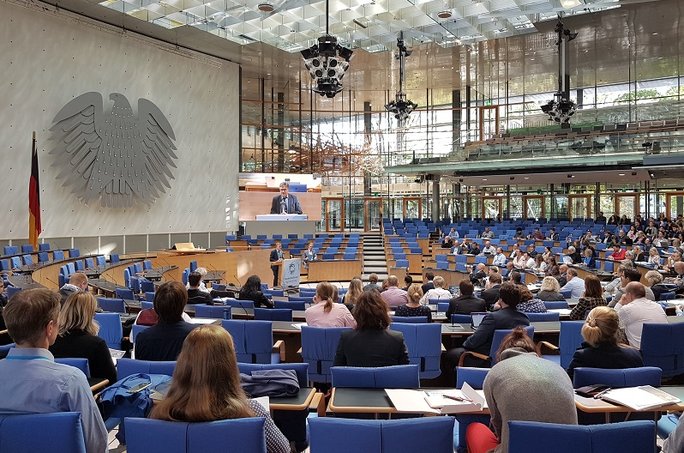 Teilnehmende der HFDcon im Plenarsaal des WCCB; Foto: Preusker/DLR-PT