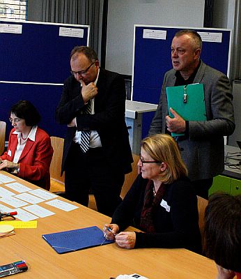 Staatsminister Haubitz (rechts hinten) im Workshop