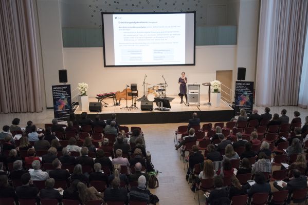 In ihrer Keynote sprach Prof. Dr. Julia Kosinár vor rund 250 Teilnehmenden.