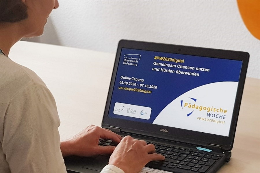 eine Frau blickt auf den Bildschrim eines Laptops