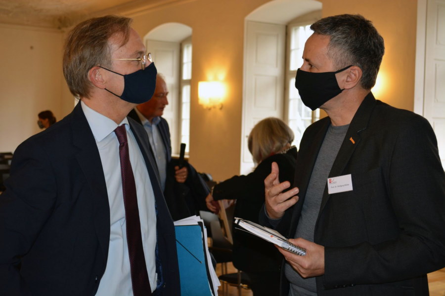 Staatssekretär Thomas Rachel im Dialog mit Prof. Dr. Müller, einem der TEgoDI-Projektleiter.