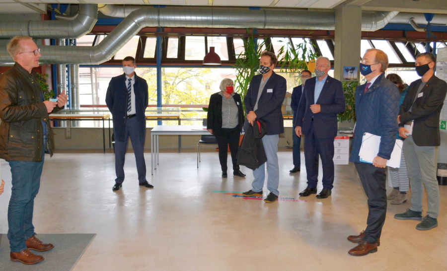 Prof. Dr. Holger Weitzel führt den Besuch in Begleitung der Rektorin durch das Medienlabor der PH Weingarten.