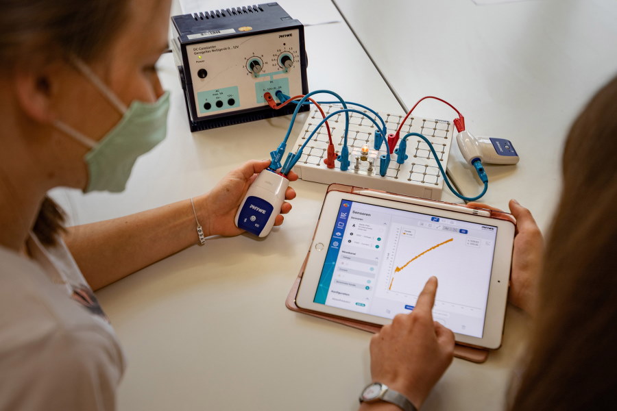 Messwerte erfassen: Lehramtsstudierende der Physik erproben das Experimentieren mit digitalen Medien.