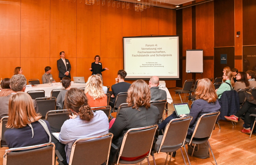 Teilnehmer und Referenten eines Forums; Foto: BMBF/Armin Höhner
