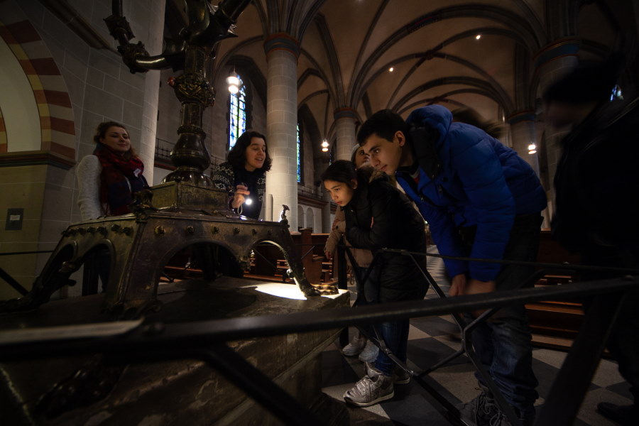 "Sharing Heritage" im Essener Münster: Gemeinsam wird der Siebenarmige Leuchter analysiert, kunsthistorische Informationen vermittelt und die Perspektiven verschiedener Religionen ausgetauscht und besprochen.