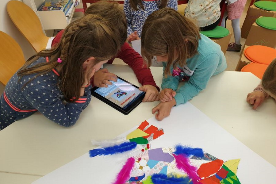 Mithilfe einer Comic-App verbinden die Schülerinnen und Schüler im "Lehr-Lern-Atelier" Wortschatzarbeit und kreatives Gestalten und schaffen ihre eigenen digitalen Werbeplakate.