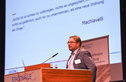 Prof. Dr. Nils Berkemyer hält einen Vortrag; Foto: BMBF/Armin Höhner