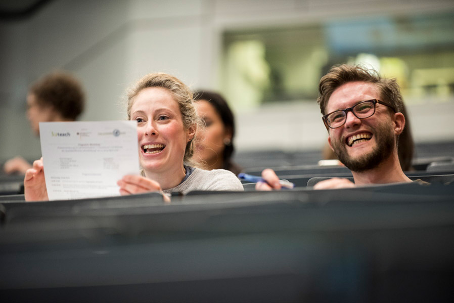 Anna Orschulik und Dr. Jochen Heins; © BMBF/Alexandra Roth