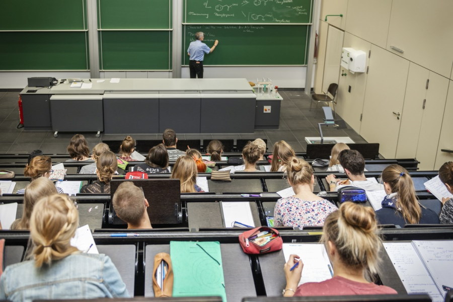 Hörsaal mit Studierenden
